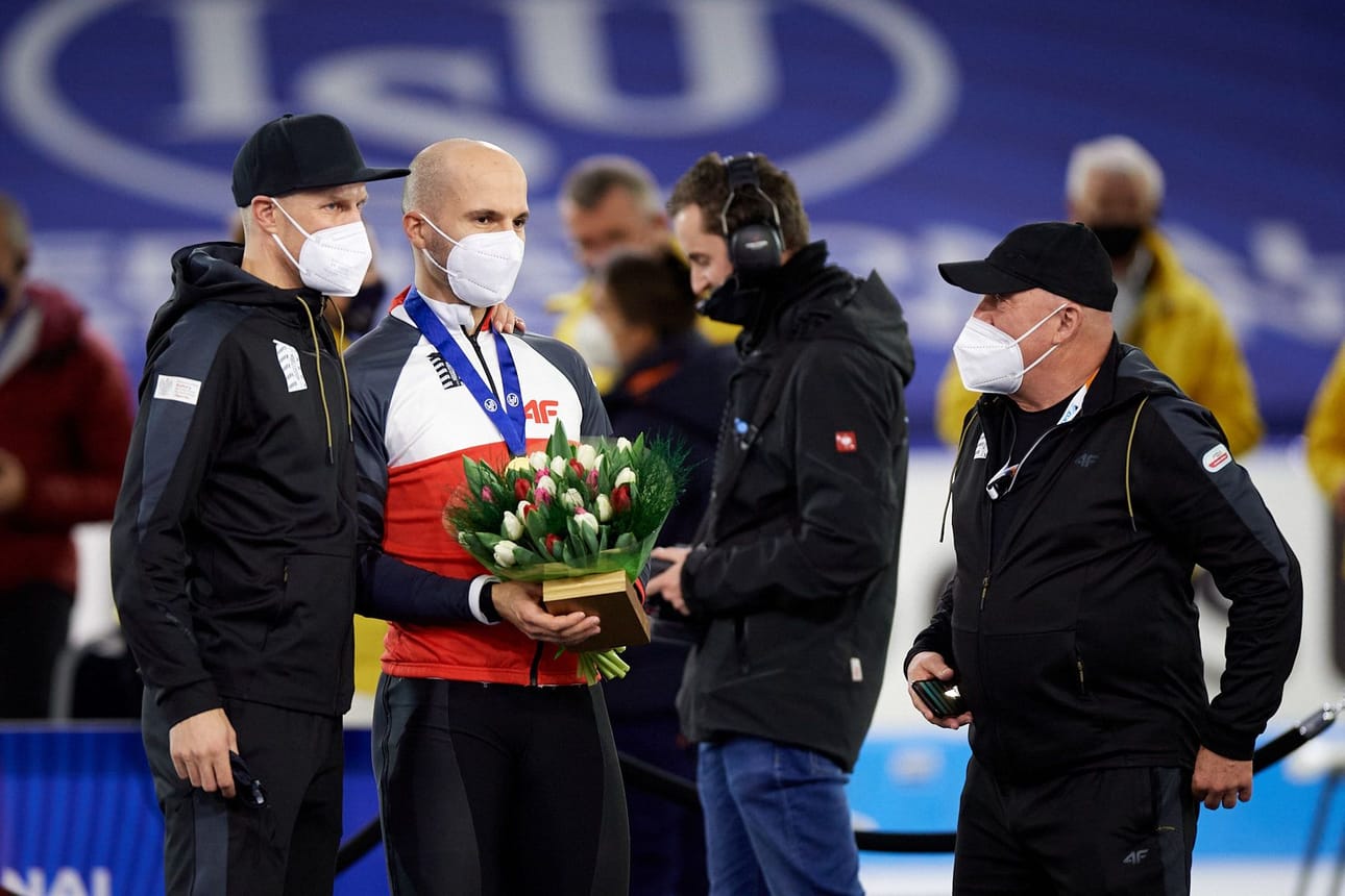 Tuomas Nieminen (vas.) pääsi juhlimaan EM-kultaa Piotr Michalskin kanssa.