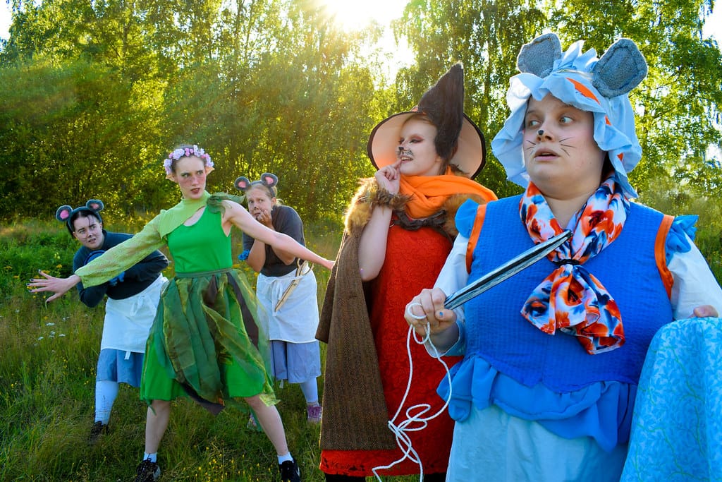 Vasemmalla takana Peeta Moilanen, Henriikka Alapudas ja Nina Juustila-Cerivel todistavat Kissan Emilia Palosaari ja Hiiri-Äidin Ellu Turkka sopimuksia räätäliasioissa.