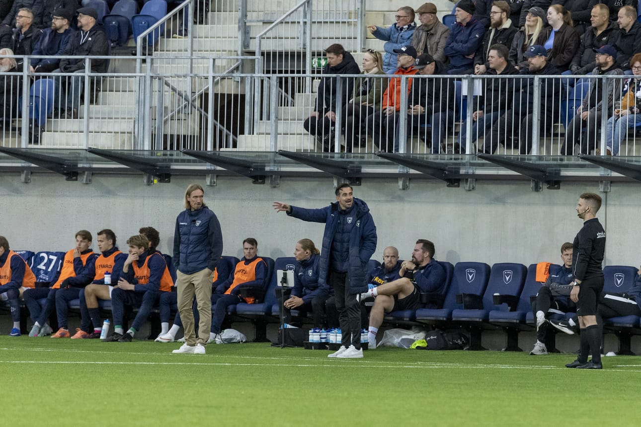 AC Oulun päävalmentaja Mikko Isokangas (vas.) ja valmentaja Rafinha eivät olleet lauantaina tuomareiden kanssa kaikesta samaa mieltä.