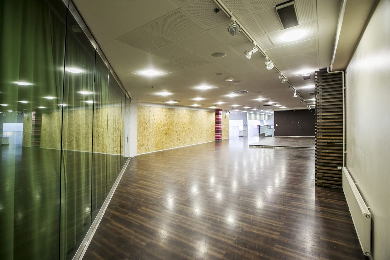 Rotuaarin ja Isonkadun välillä oleva entinen Coffee Housen käytävä on nyt tarjolla hallikauppiaille. Coffee House siirrettiin, kun Amarillo-ravintola tarvitsi lisää tilaa keittiölleen.