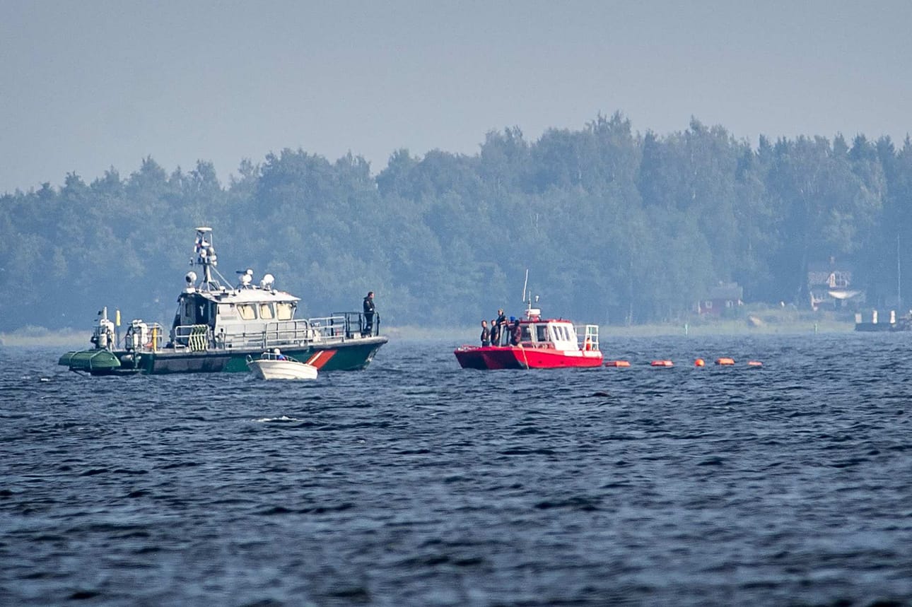 Pietarsaaressa oli vakava tilanne torstaina. Kuva on vesibussin uppoamispaikalta. Uppoamispaikalla partioivat torstaina Rajavartiolaitoksen vene ja Pelastuslaitoksen vene.