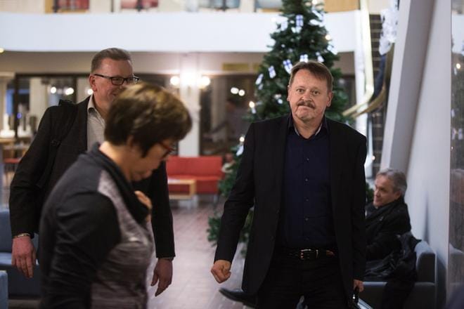 Kunnanhallituksessa MSK:n neuvottelijana toiminut Kari Hietamäki sai sukkuloida kokouksesta toiseen maanantaisen valtuuston yhteydessä. KUVA: MINNA ANTILA