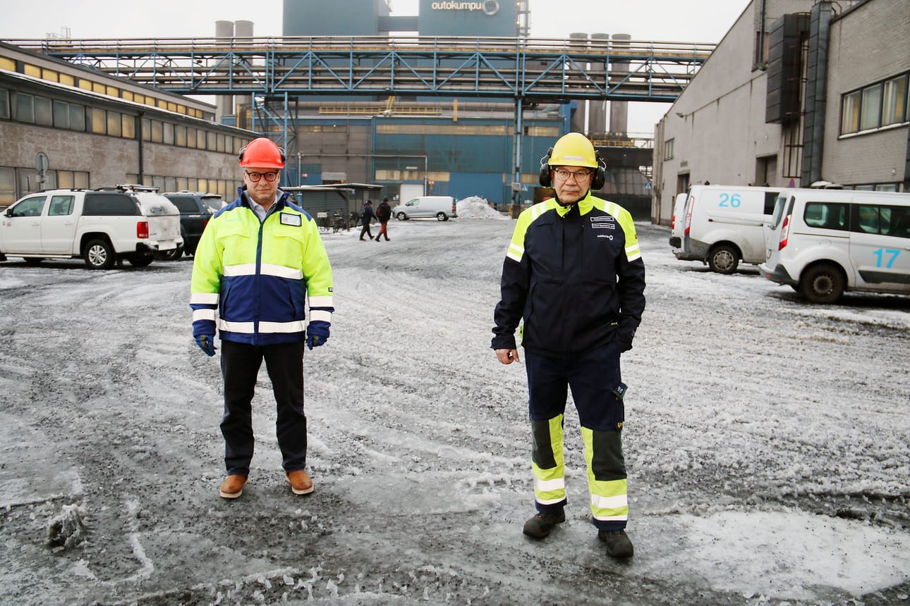 Outokummun Tornion terästehtaan henkilöstöjohtaja Mika Haapala (vas.) kertoo, että irtisanomisvaarassa olevilla henkilöillä on mahdollista työllistyä noin 35 avoimena olevaan työtehtävään Kemissä ja Torniossa. Työntekijöiden pääluottamushenkilö Tommi Sauvolainen toivoo hartaasti, että mahdollisemman moni, joilta loppuu oma työtehtävä, työllistyy tällaiselle tyhjälle vakanssille.