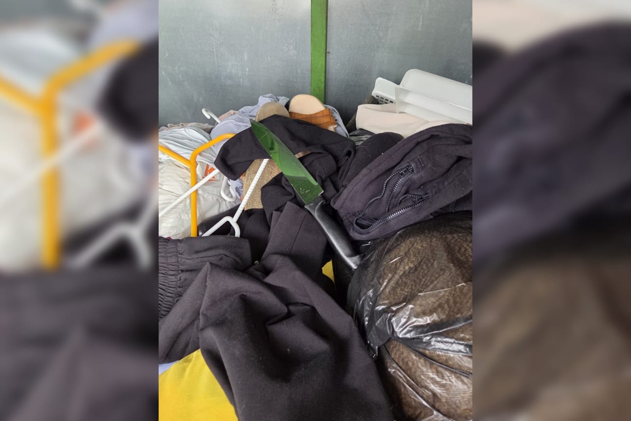 Kierrätyskeskuksen vaatekeräyksen joukosta löytyi leipäveitsi.