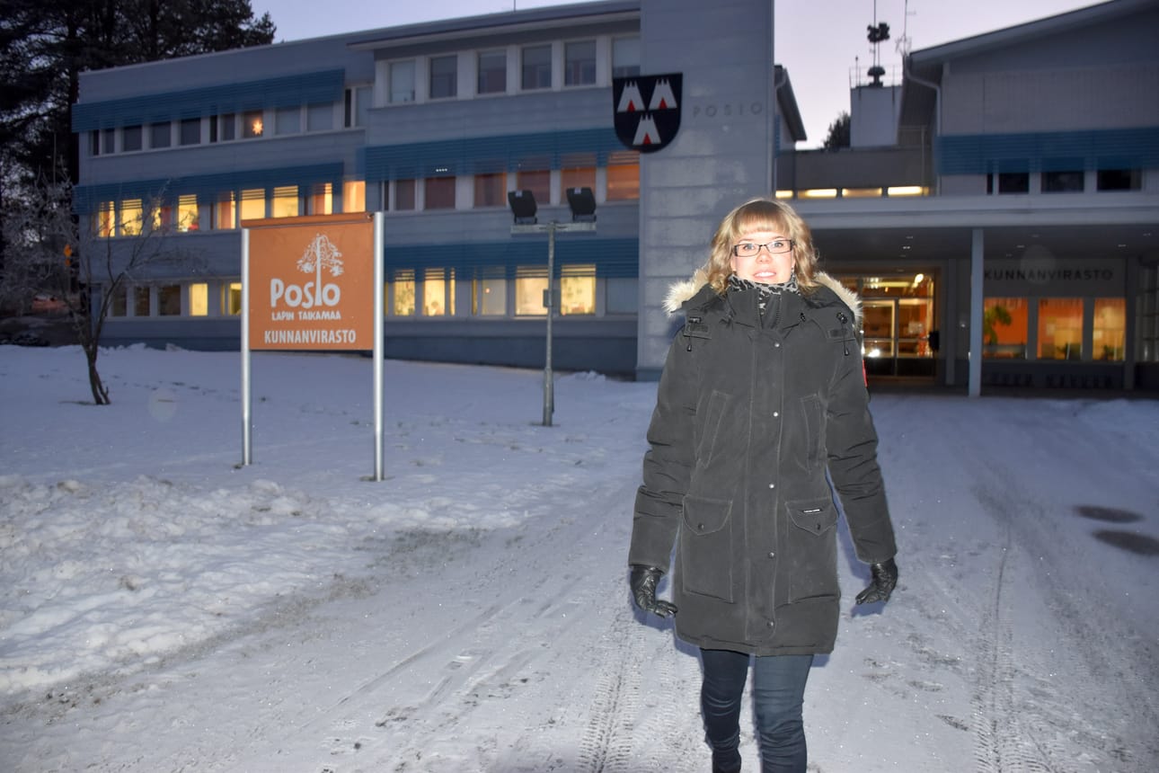 Vaikka meneillään oleva vuodenaika onkin tuonut pimeän verhon Posionkin ylle, kunnanviraston toimistoista heijastuva valo vertauskuvallisesti kuvaa kunnanjohtaja Heli Knutarsin ajatuksia, että kunnassa ei vaivuta pimeyteen vaan mennään valoa kohti.