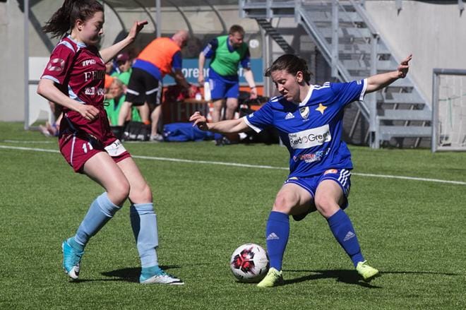 Linnea Hjerpe (oik.) viimeisteli VIFK:n avausmaalin minuutti ennen avausjakson loppua. FC Hertan Aino Kaltiainen puolustaa. Kuva: Minna Antila