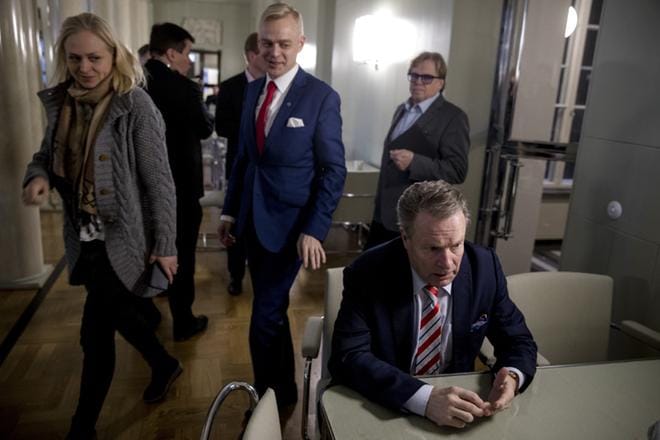 Puolustusvaliokunnan puheenjohtaja Ilkka Kanerva (kok.) kertoo, että valiokunta aikoo kevättalvella vierailla Viestikoekeskukseen. KUVA: Joel Maisalmi