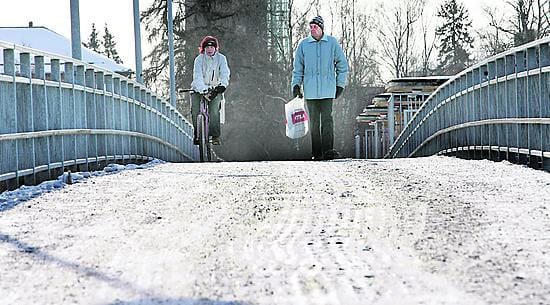 Kylmänä jatkunut maaliskuu pitää kevyen liikenteen väylät liukkaina.