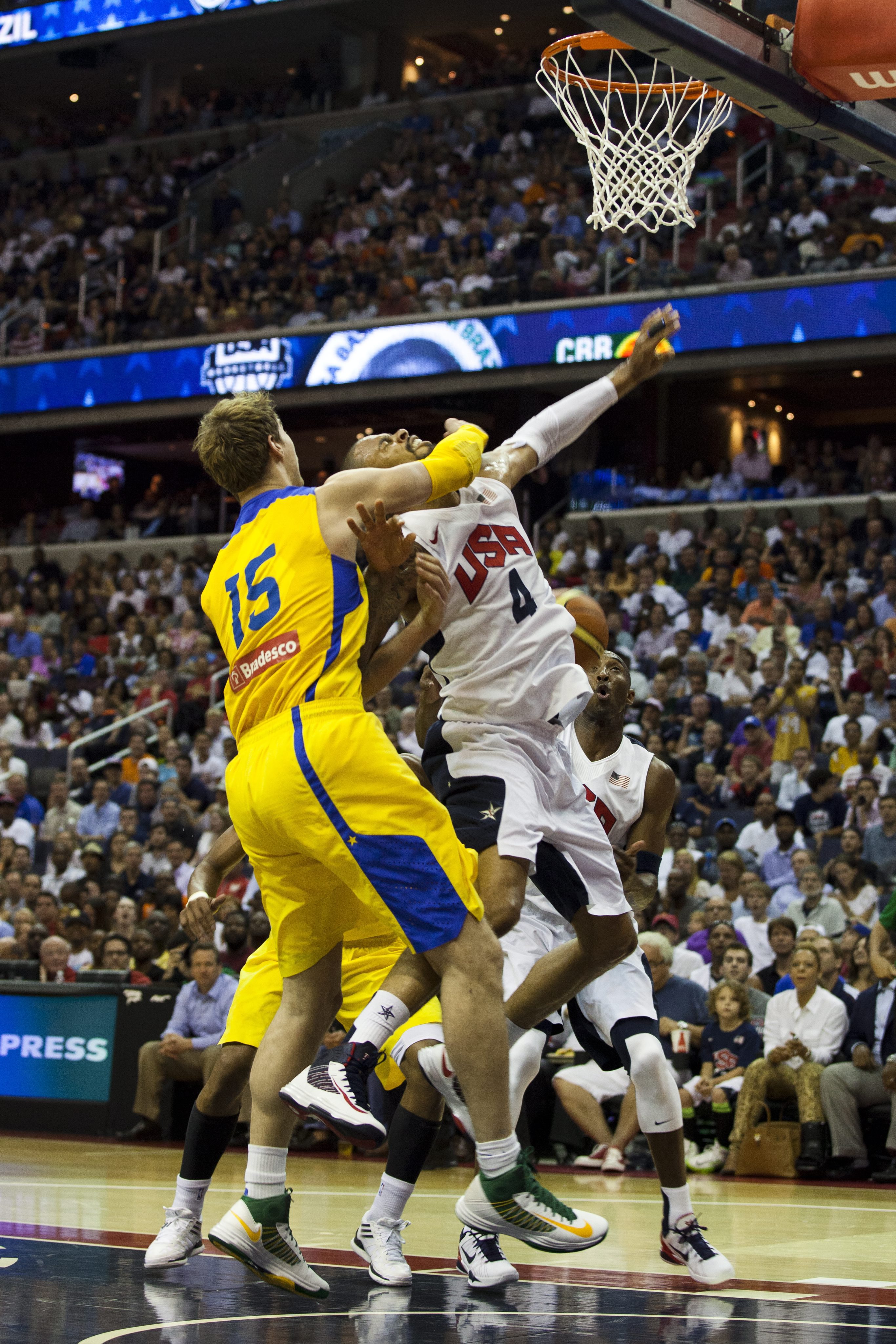 Tyson Chandler (kesk) ohittaa Brasilian Tiago Splitterin.