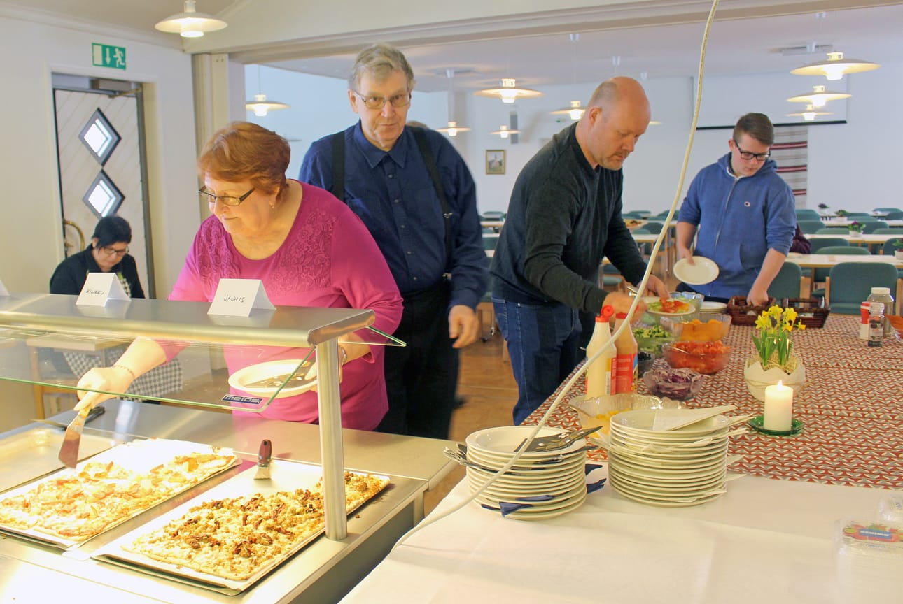 Maire ja Urho Ahonpää viettivät mieluusti sunnuntaita pizzan ja yhdessäolon merkeissä. Jonossa olleen Hjulbergin perheen mielestä pizzabuffet on yhteisvastuukeräyksen ideana loistava. Keräyksen tukeminen yhteisen ruokailun kautta tuntui mukavalta.