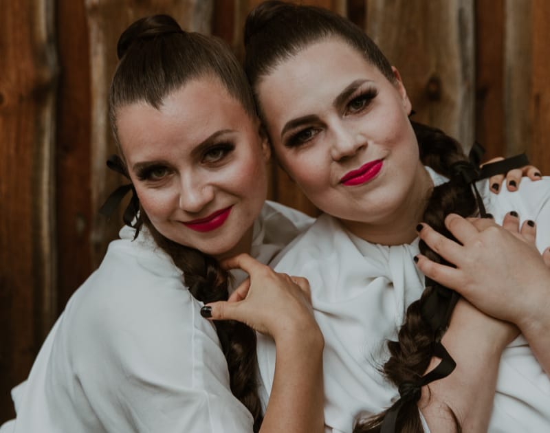 Peltokurki eli Anna Peltomaa ja Emma Kurkinen yhdistelevät musiikissaan folkpopin, iskelmän ja laulaja-lauluntekijäperinteiden estetiikkaa.