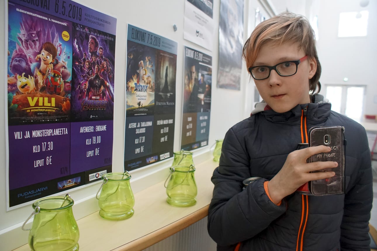 Jami Ruokangas odotti mielenkiinnolla miltä Avergers Endgame-elokuva näyttää Pohjantähden uusissa tiloissa. Kolmen tunnin istumista varten hän oli varannut juotavaa ja popcornia.