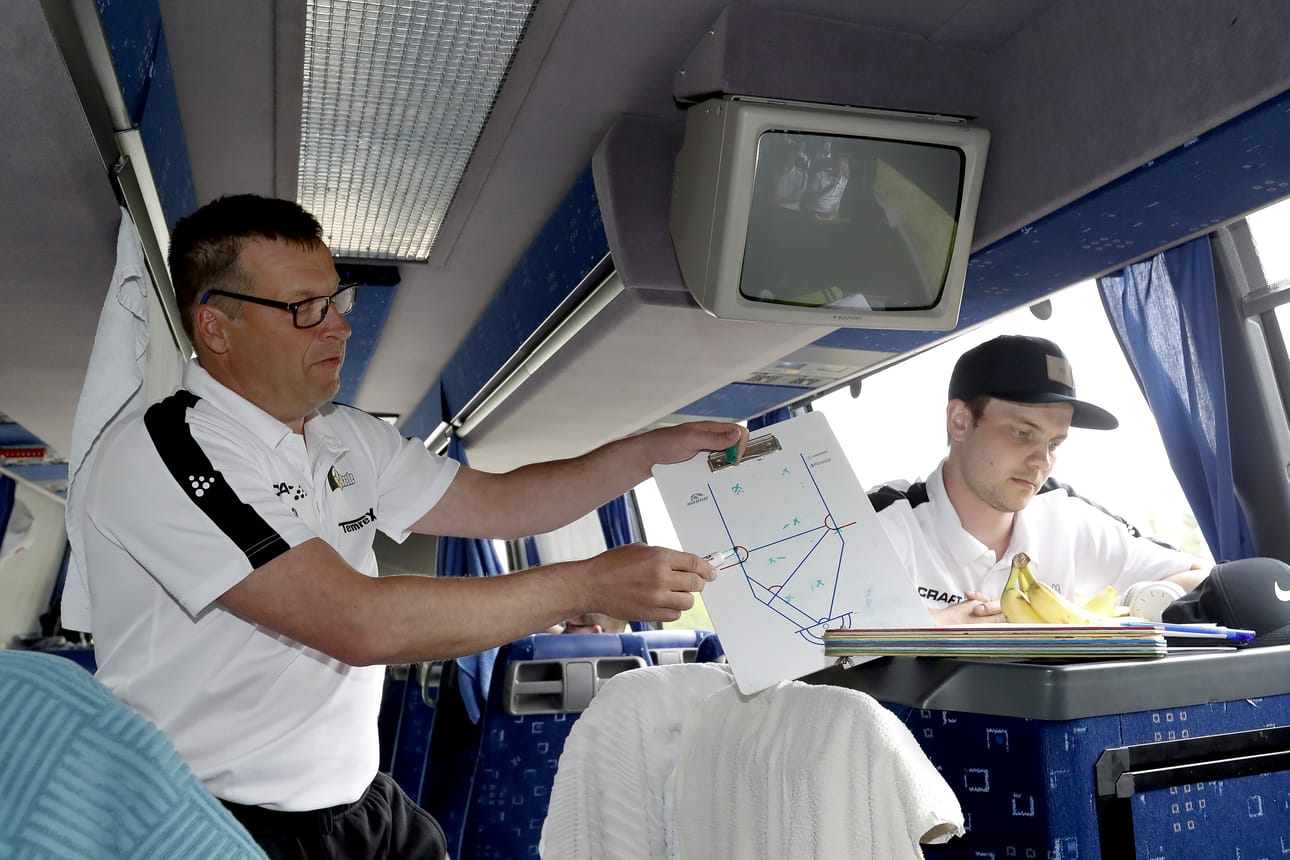 Pelinjohtaja Juha Karjaluoto piti joukkueelle palaverin, jossa käytiin läpi tulevan ottelun tärkeitä seikkoja. Harri Kolehmainen seurasi vierestä.