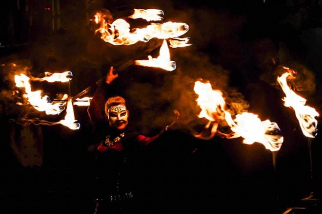Fire Lady Tintti Mikkonen esiintyy Keskikaupungin yö -kaupunkifestivaaleilla. Kuva Ari Saloniemi