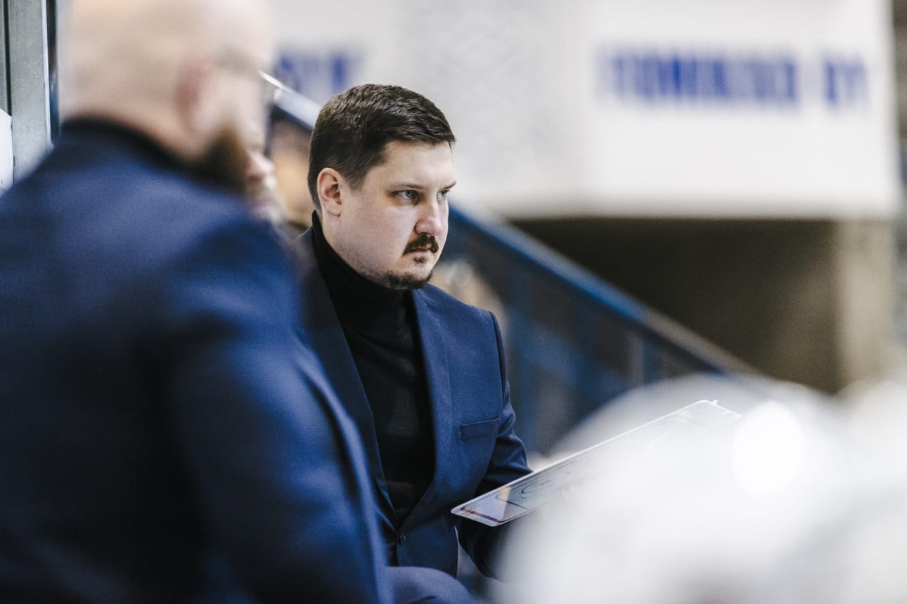 Sakari Salmelan toinen kausi RoKin päävalmentajana päättyi viiden ottelun jälkeen.