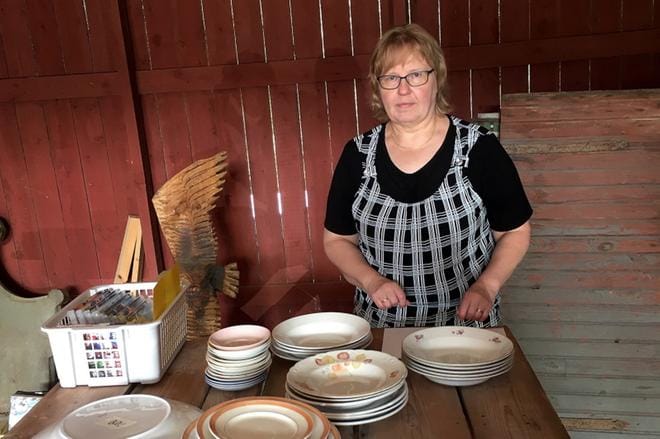 Tiina Koppelomäen perheen kirppisrallikohteessa Kurejoella oli myynnissä esimerkiksi vanhaa Arabiaa, huonekaluja ja muurinpohjalettuja. KUVA: JOHANNA KATAJA