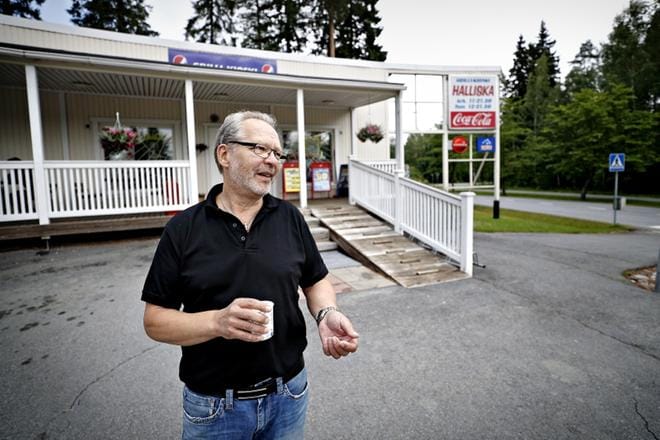 Antti Ekman on toiminut kioskiyrittäjänä viimeiset 30 vuotta. Ennen Halliskan grilli-kioskia hän omisti Kärjen kioskin. KUVA: TOMI KOSONEN