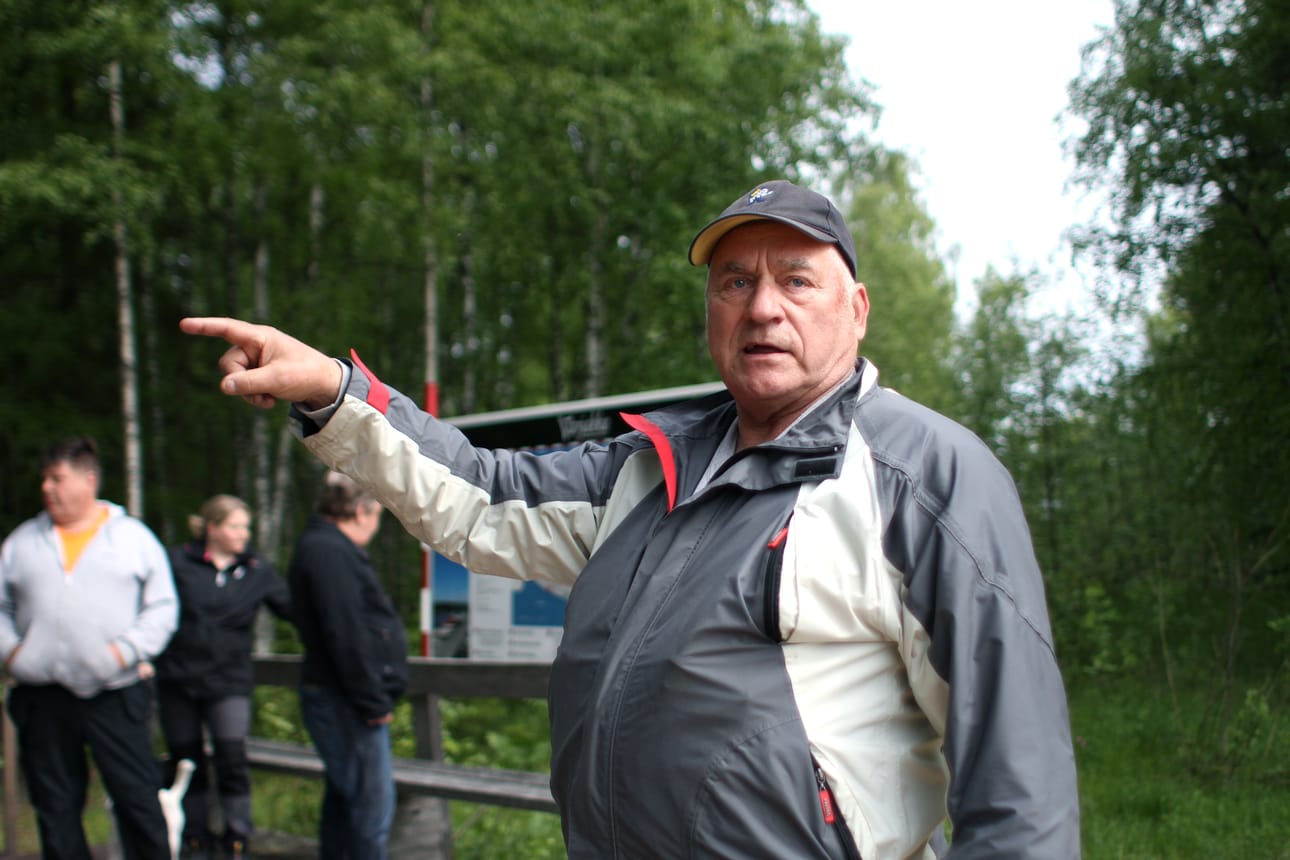 Tapio Moilanen Ervastinkylän kyläyhdistyksestä toimi lauantaina kapulalossin kipparina ja saarioppaana.