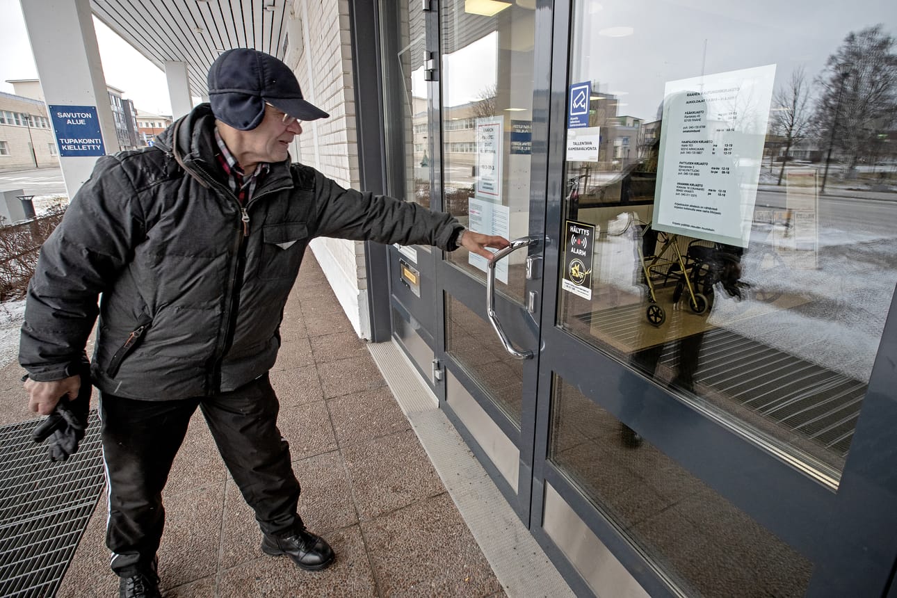 Kalevi Myllykangas yritti käydä perjantaiaamuna kirjastossa, mutta se oli ehditty hieman aikaisemmin sulkea Raahen kaupungin määräyksestä.
