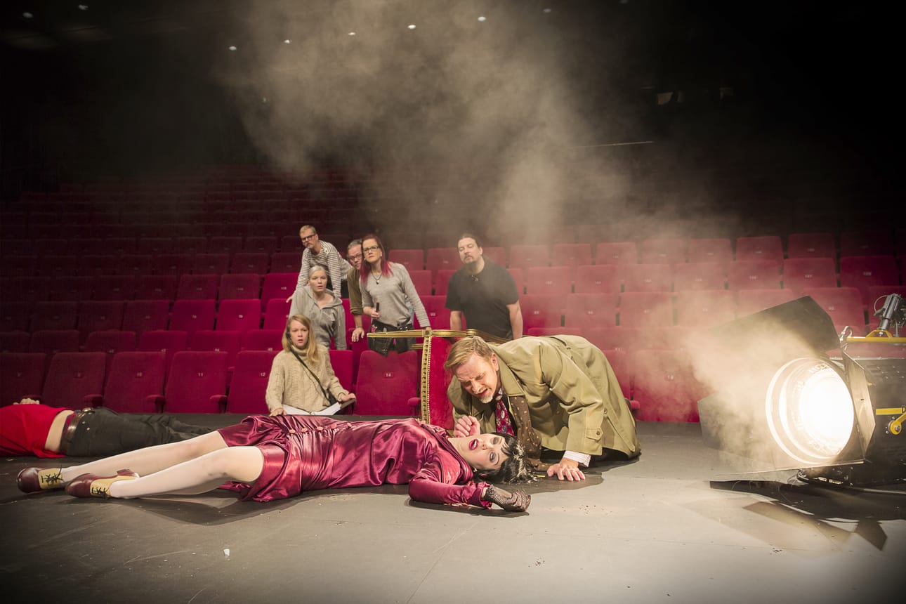 Brittikomedia The Play That GoesWrong saa Oulun kaupunginteatterissa nimekseen Pieleen meni. Sekaannusten ja mokien komediassa ovat mukana näyttelijät Janne Raudaskoski ja Elina Keinonen (vierailija).