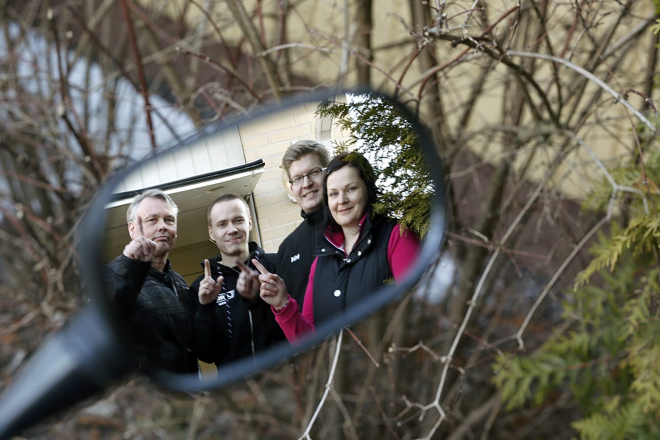 MotOrg-tervehdys eli etusormi nousee ylös, kun Jyrki Kallunki (vas.), Verneri Kohonen, Janne Honkonen ja Marika Pekkala tervehtivät motoristiystäviään tien päällä.