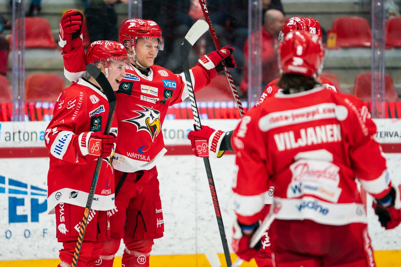 Laitahyökkääjä Eetu Apila (vas.) on Sportin neloshyökkäysketjun kokenein lenkki. Kuvassa Apila puolustaja Juuso Pullin kanssa. Selin kuvassa oleva Valtteri Viljanen on siirtynyt Ruotsiin, SHL:n Rögleen. Arkistokuva.