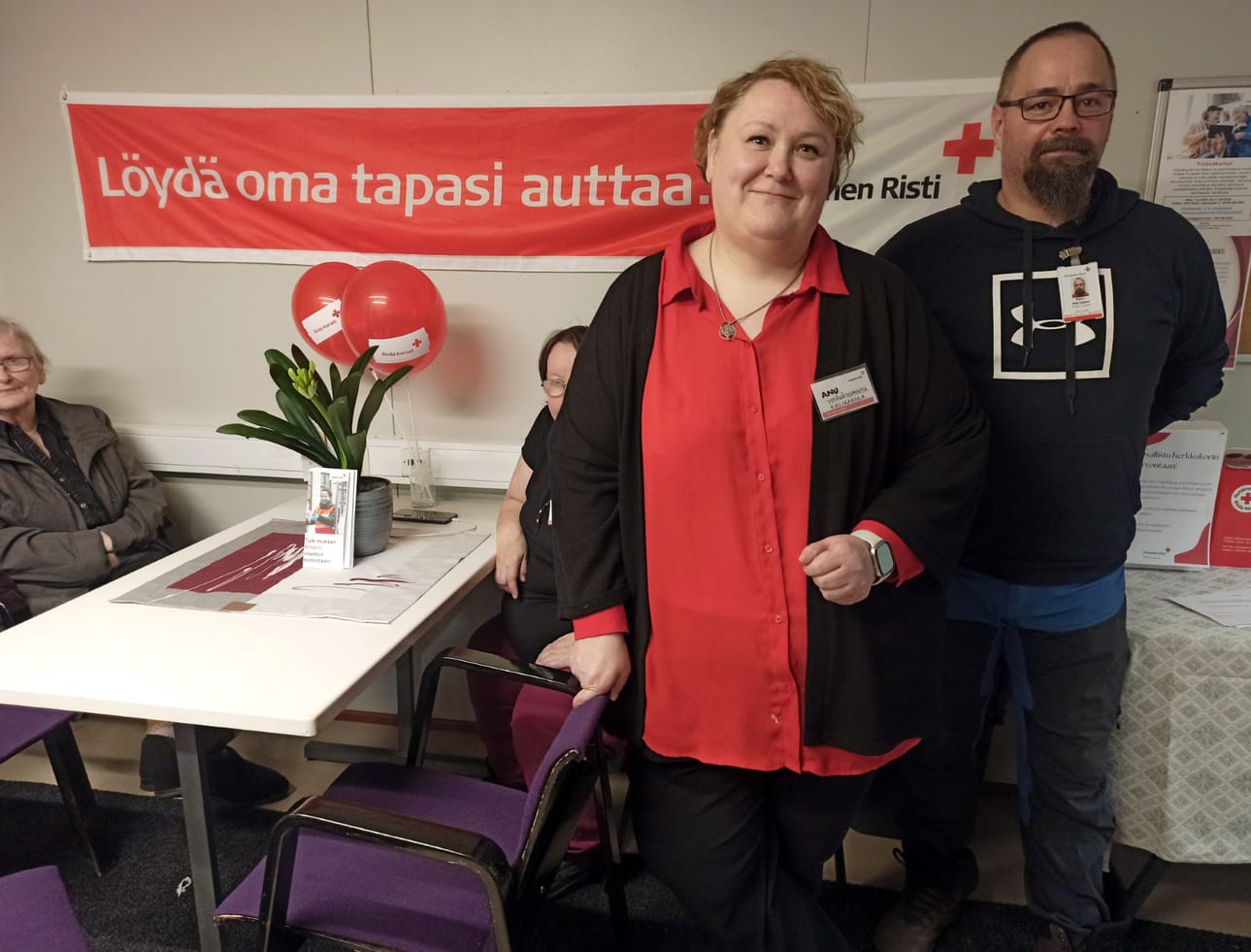 Anu Huhtinen ja Petri Karlsson iloitsivat uusista toimitiloista, jotka mahdollistavat Punaisen Ristin Ähtärin osaston vapaaehtoistyön toteuttamista ja kehittämistä jatkossakin.