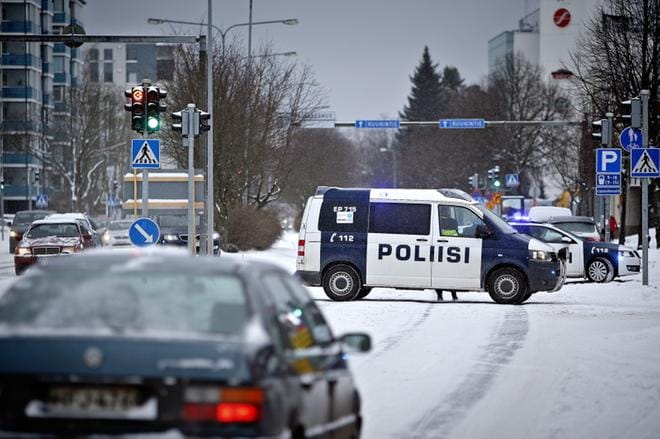 Poliisi sulki kadun Seinäjoen keskustassa iltapäivällä. Kuva: TOMI KOSONEN