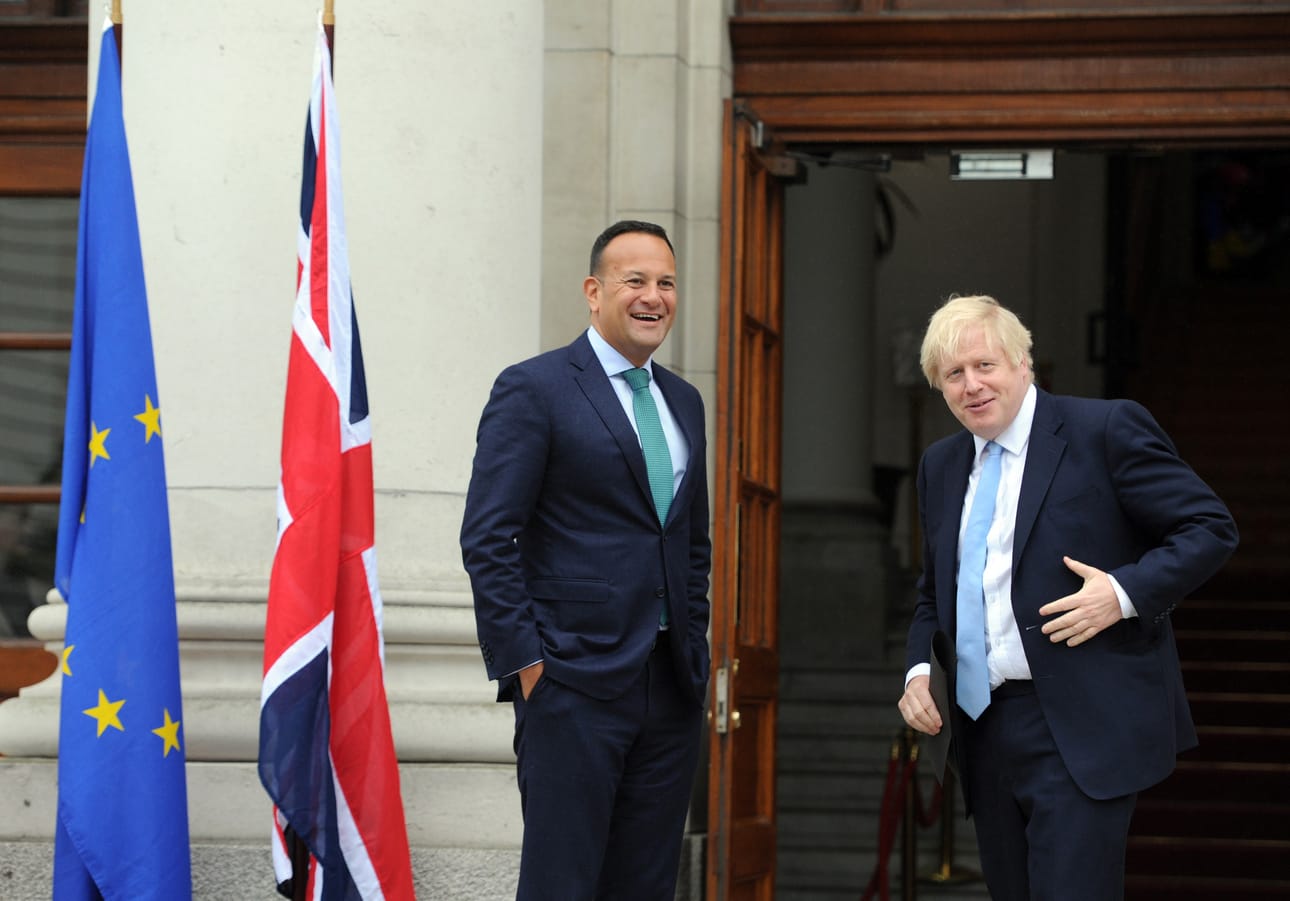 Britannian pääministeri Boris Johnsonin (oik.) työviikko alkoi Irlannin-vierailulla. Irlannin pääministeri Leo Varadkar muistutti, että ilman backstop-järjestelyä ei voi olla erosopimustakaan.