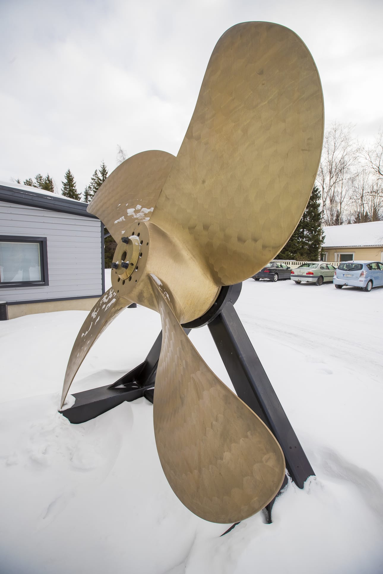 Pronssinen potkuri on veistoksellisen näköinen esine.