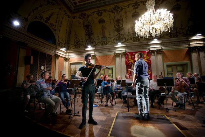 Viulisti Kasmir Uusitupa on kapellimestarikurssilla tuplaroolissa: hän esittää konsertin solistina Sibeliuksen Viulukonserton, mutta myös johtaa itse. Kurssilla jokainen johtaa vuorollaan 20 minuuttia Vaasan kaupunginorkesteria. Tässä on harjoitusvuorossa Lauri Haapanen. KUVAT: JAAKKO ELENIUS