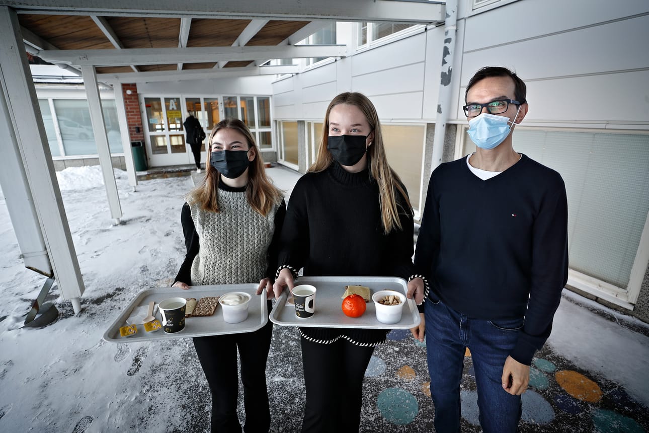 Henkilökuntavajauksen vuoksi Seinäjoen lukiolaisille ei pystytty maanantaina järjestämään normaalia ruokailua. Tarjolla oli kuitenkin eväitä, joita muun muassa oppilaat Kiia Toivonen ja Anni-Maria Alkava sekä apulaisrehtori Jyrki Kuoppala pääsivät nauttimaan.
