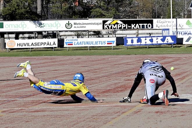 Henri Heikkinen ehtii kakkoselle, ja pallo ei pysy Joonas Riikilän hallussa. Kuva: Heikki Hakanen