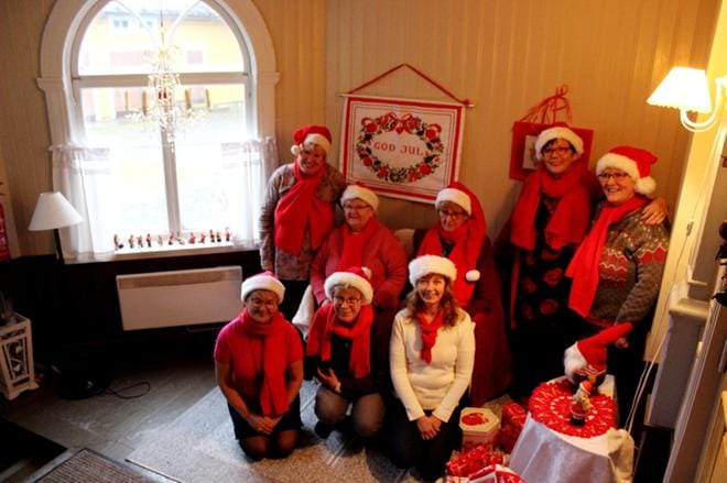 Merikaupungin joulukodit -tapahtuman järjestävät Helena Kari (takarivi vas.), Karin Rusk, Maj-Lis Teir, Hilkka Wilhelms ja Maarit Rosengård. Eturivissä Riina Kruus, Margaretha Reinlund ja Kristina Itälaakso. KUVA: LOTTA KALLIO