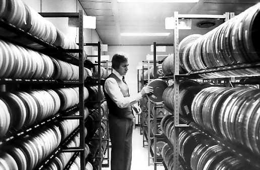 Kohti tekoälyä. Vuonna 1979 ei Valtion Tietokonekeskuksen Oulun toimipisteessä - eikä muuallakaan Suomessa - vielä tiedetty tekoälystä.