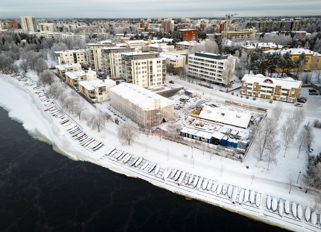 Merijalinrannan vanha konttorirakennus alkaa muotoutua uudelleen ja saada kylkiinsä uuden asuintalon.