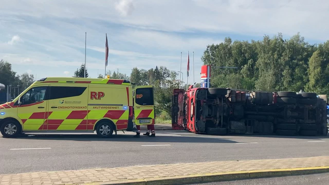 Rekka kaatui kyljelleen tiistaiaamupäivällä Vaasassa. Kuljettaja vietiin sairaalaan lievien vammojen vuoksi. Sivulliset eivät loukkaantuneet onnettomuudessa.