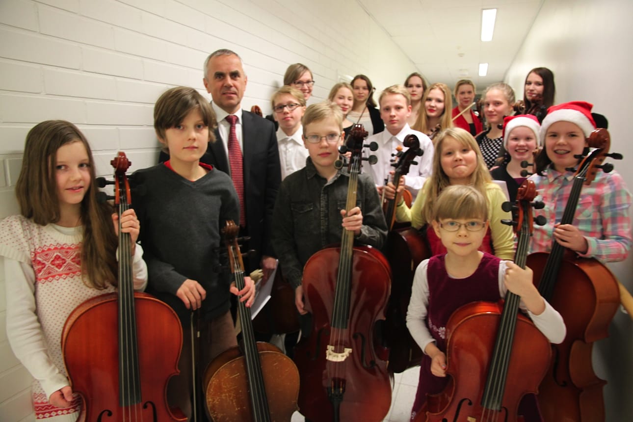 Kirjoittaja muistuttaa, että Kuusamon musiikkiopisto on myös todellinen Koillismaan oma opisto, jolla on merkittävää opetuksellista toimintaa sekä Taivalkoskella että Posiolla. Musiikkiopisto on samalla koko alueen musiikillinen sydän, jonka kasvatteja on lähtenyt opintielle aina ulkomaita myöten.