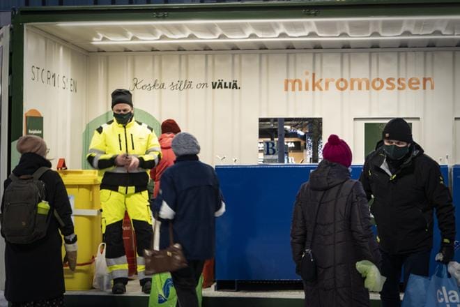 Seppo Ruostekoski ja Bjarne Krus ohjasivat kopissa asiakkaiden ongelmajätteet oikeisiin astioihin. KUVA: LOTTA MIKKILÄ