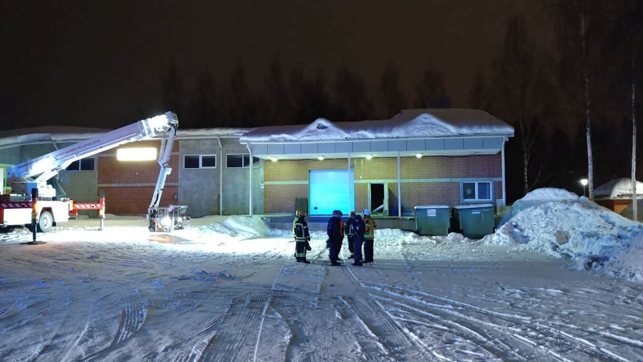 Tukkutalo Heinonen Oy:n Jyväskylässä sijaitsevan toimipisteen katto romahti keskeltä harjaa toissa yönä. Osa toimistosiiven katosta jäi ehjäksi.