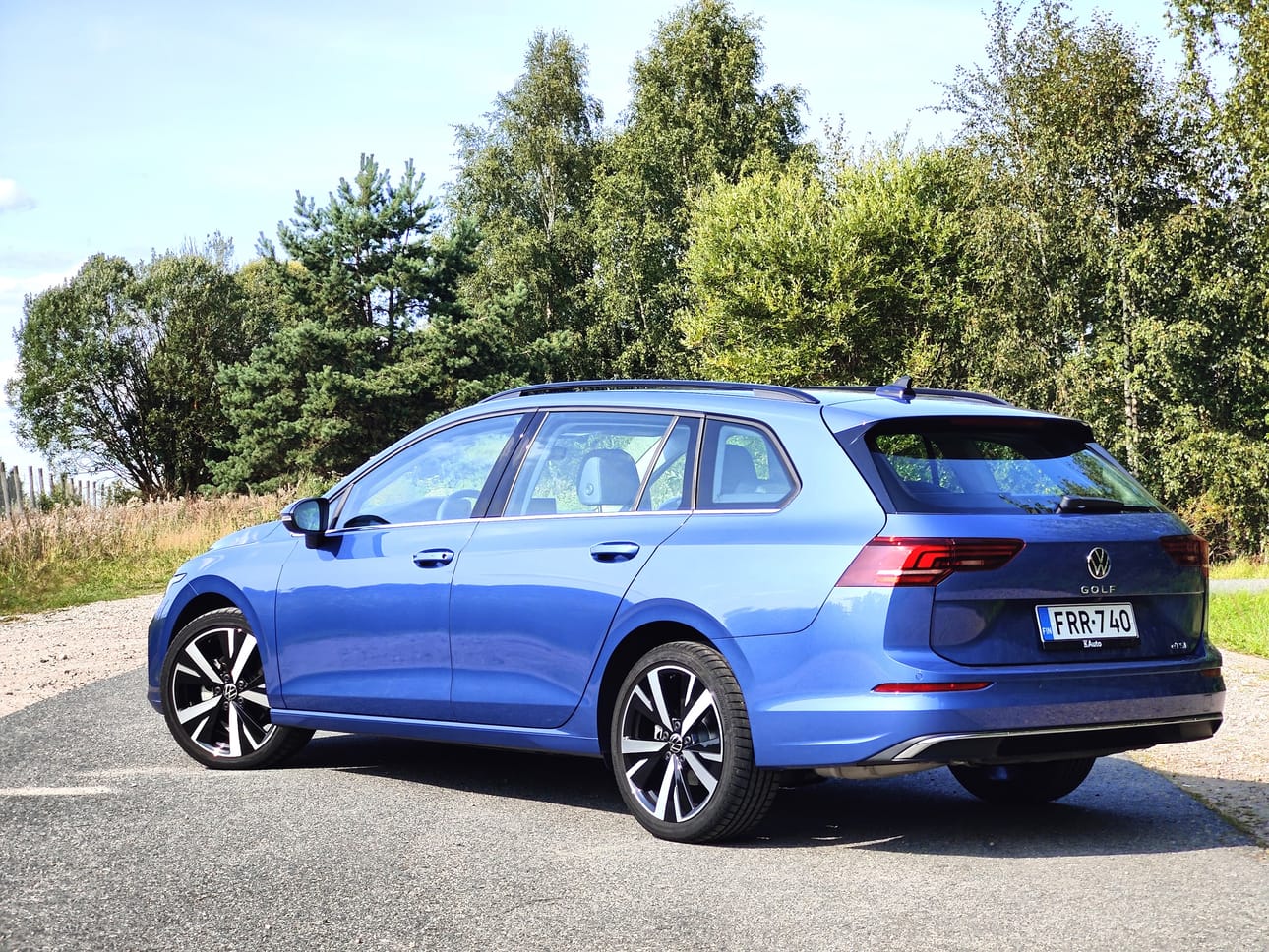 Volkswagen Golf Variant on tilava perinteinen vaihtoehto täyssähköfarmareille. Hybriditekniikka ja varustelu nostavat tämänkin paketin hintaa. Kuva: Kari Pitkänen
