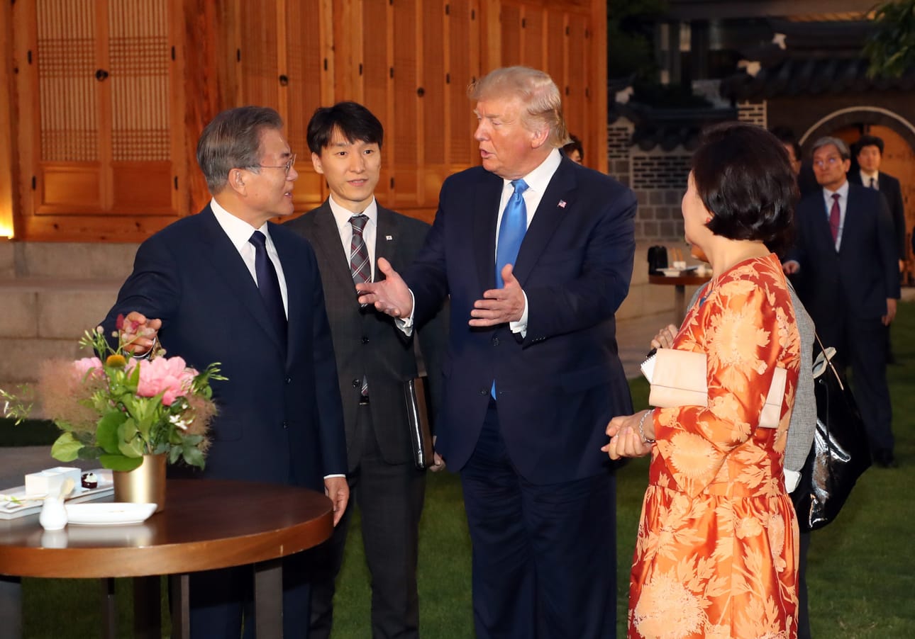 Etelä-Korean presidentti Moon Jae-in toivotti Yhdysvaltojen presidentin Donald Trumpin tervetulleeksi illallisen merkeissä. Neuvottelut on tarkoitus käydä sunnuntaina.