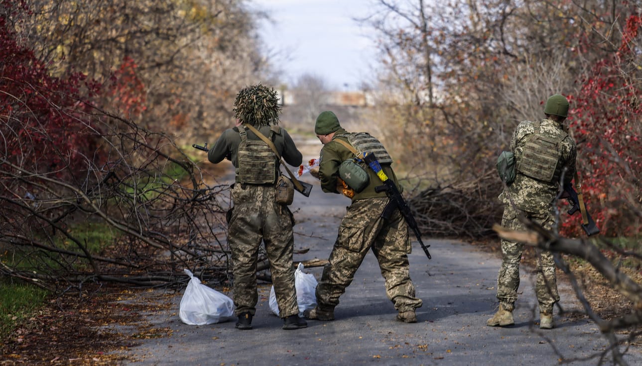 Kuvassa ukrainalaisia sotilaita Hersonin alueella.