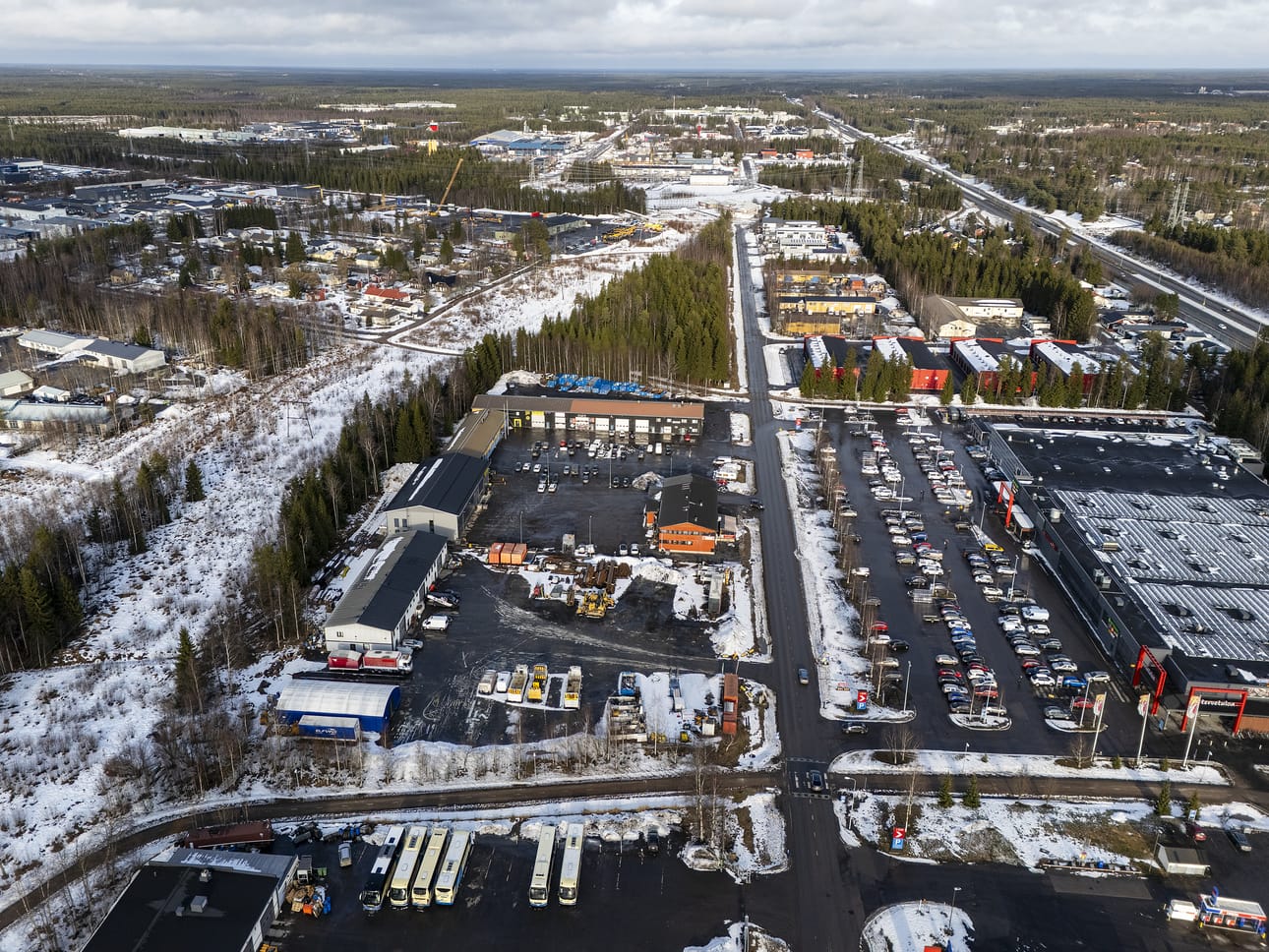 Uusi Prisma rakennettaisiin vastapäätä Citymarketia, kuvan keskellä kulkevan Laakeritien varteen. Paikalla nyt olevat rakennukset purettaisiin pois. Taustalla vasemmalla näkyy omakotialue, jonka asukkaita huolettaa uusi mahdollinen tielinjaus Konetie-Laakeritie -välille.