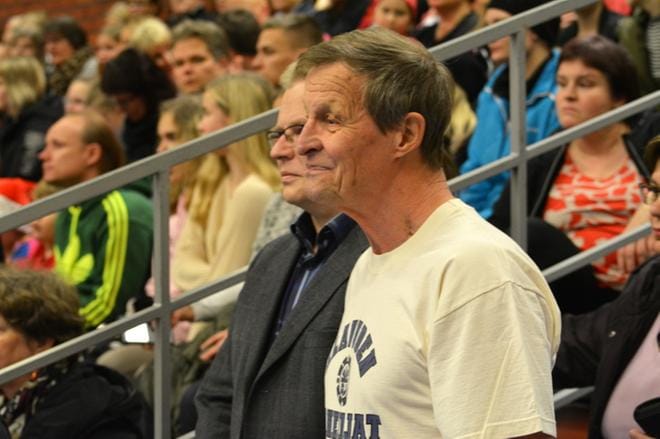 Erik Gustafsson (edessä) kutsuttiin Alavuden Urheilijoiden kunniajäseneksi. KUVA: ELLA NURMI