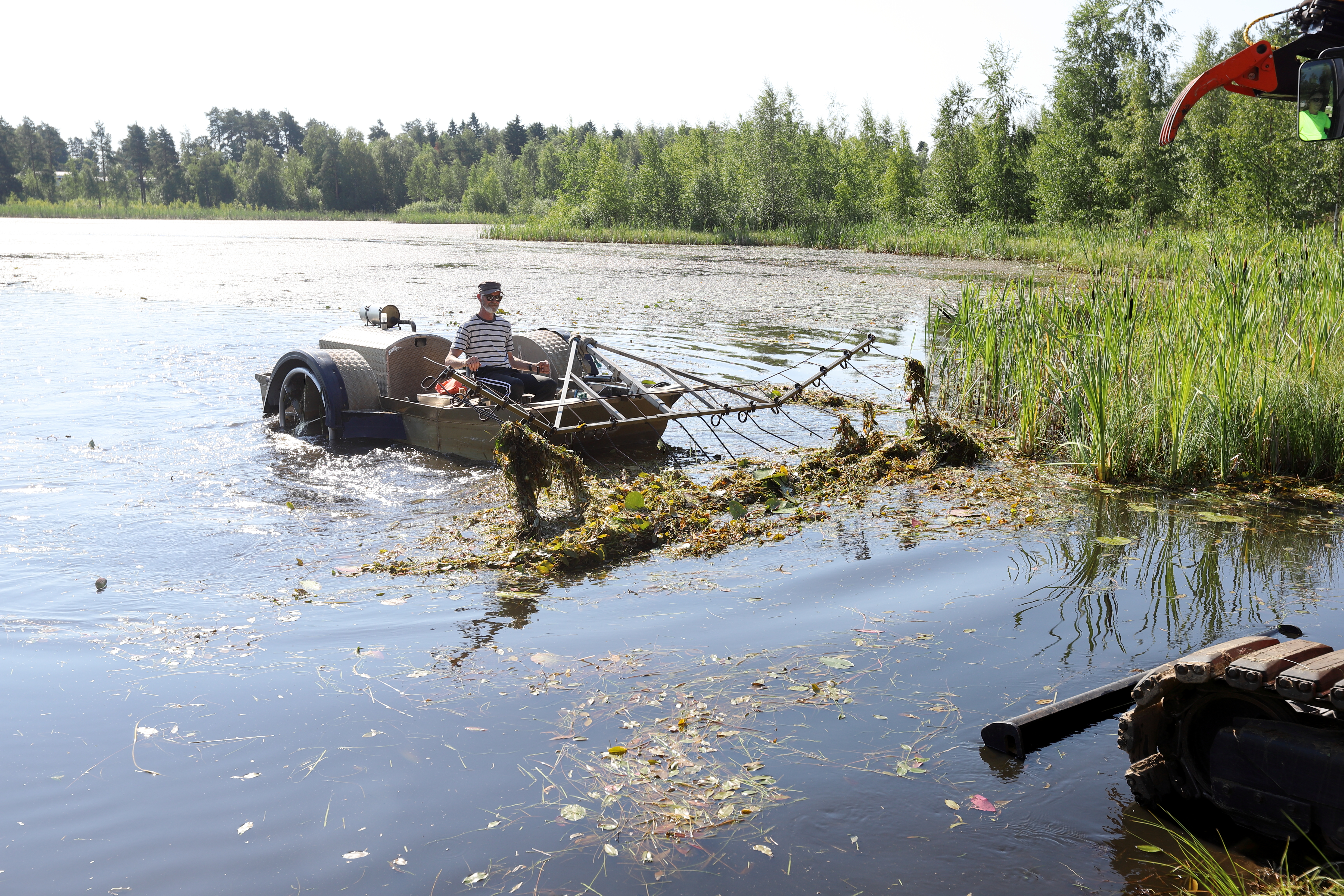 Oravajärven ranta on suljettu putsauksen vuoksi – katso videolta, miltä järven puhdistus näyttää