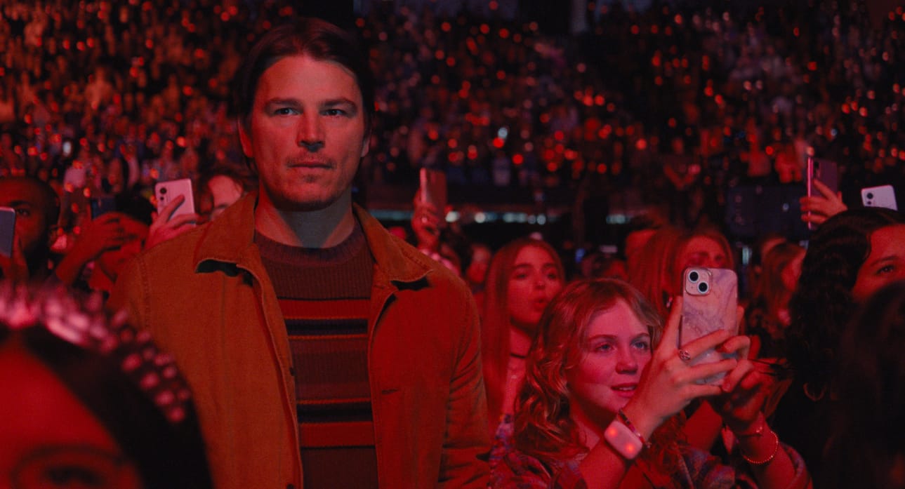 Cooper (Josh Hartnett) ei ole ilahtunut popkonsertin turvajärjestelyistä. Riley-tyttärelle (Ariel Donoghue) ilta on ikimuistoinen.