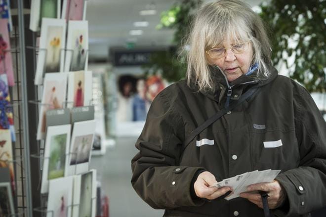 Maija Sevola painaa peukkua lastenlapsille. KUVAT: SELMA PAAVOLA