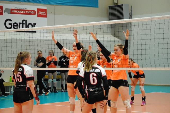 C-tyttöjen SM-finaalista oranssipaitainen Kuortaneen Lentopallon joukkue otti hopeaa. Kuvassa vastustajana Vilppulan Tähti, joka sai pronssia. KUVA:EEVA-LIISA KULJU
