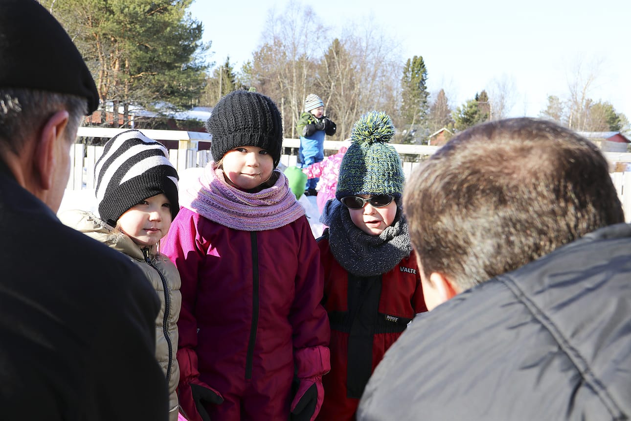 Inari Oikarinen, Oona Lahtimaa Oona ja Niilo Paavola kävivät esittämässä vuorollaan toiveita Tapio Junkkoselle ja Jaakko Klaavolle.